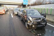 Die in den Unfall verwickelten Fahrzeuge auf der A4a sorgten für Staus im Morgenverkehr. (Bild: Zuger Polizei)