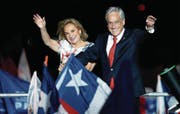 Sebastian Piñera und seine Frau Cecilia Morel freuen sich über den Wahlsieg. (Bild: Luis Hidalgo/Keystone (Santiago de Chile, 17. Dezember 2017))