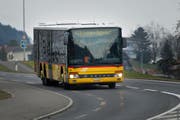 Ein Postauto der Linie 73 fährt von Udligenswil in Richtung Adligenswil. (Bild: Eveline Beerkircher)