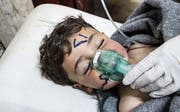 Ein Kind erhält in einem Feldspital medizinische Hilfe. (Bild: EPA (Sarakeb, 4. April 2017))