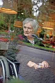 Seit drei Monaten wird Nelly Hunziker (88), derzeit im Betagtenzentrum Rosenberg in Luzern, der Zutritt zu ihrer Wohnung verwehrt. Sie muss ohne persönliche Gegenstände wie Kleider oder Fotoalben auskommen. (Bild Pius Amrein)