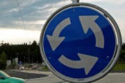 Im Soleil-Kreisel in Schindellegi kam es am Dienstag zu einem Unfall. (Symbolbild Neue LZ)