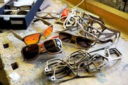 Geleimt, geformt, gesägt, geschliffen – und made in Lungern: Sonnenbrillen aus Holz. (Bild Christoph Riebli)