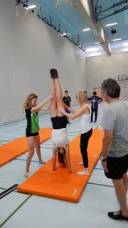 Die Geräteturnerinnen zeigen den Fussballern Übungen aus der Sportart Turnen. (Bild: PD)
