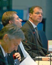 Finanzdirektor Marcel Schwerzmann (Mitte) umringt von seinen Ratskollegen Guido Graf (links) und Reto Wyss. (Bild: Pius Amrein / Neue LZ (Archiv))