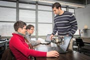 Ein Dozent und zwei Studenten an der Hochschule Luzern - Abteilung Informatik in Horw. (Bild: Archiv Neue LZ)