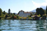 Eine der brach liegenden Liegenschaften am Vierwaldstättersee: Das Seehotel St. Niklausen in Horw. (Bild: Daniel Schriber / Neue LZ)