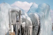 Der eisbedeckte Jo-Siffert-Brunnen in Freiburg. (Bild: EPA (26. Februar 2018))