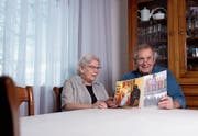 Otto und Marlies Pfranger betrachten gemeinsam Bilder seiner Auftritte als Samichlaus. (Bild: Maria Schmid (Rotkreuz, 21. November 2017))