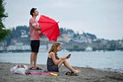 Immer mehr Schweizer setzen auf Wetter-Apps, wie dieses Paar in Luzern am Vierwaldstättersee. (Bild Dominik Wunderli)