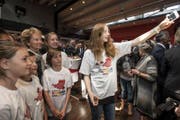 Mitglieder des Schwyzer Kinderparlaments machen ein "Selfie" mit Bundesrätin Eveline Widmer-Schlumpf. (Bild: Keystone (Schwyz, 16. April 2014))