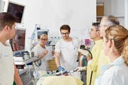 Als erstes Schweizer Spital wendet das Luzerner Kantonsspital für die Magenverkleinerung auch ein endoskopisches Verfahren an. Im Bild das Team um Patrick Aepli, Co-Chefarzt Gastroenterologie (dritte Person von rechts), bei einem Eingriff. (Bild: Luzerner Kantonsspital)