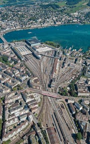 Das Nadelöhr bei der Bahnhofzufahrt. Ein Tiefbahnhof soll Abhilfe schaffen. (Bild: Reportair)