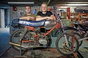 Martin Schmidlin (links) und Ueli Schüpfer brettern mit ihrem frisierten Töffli morgen in Winikon über das Erlifeld. Sie nehmen am 10-Stunden-Mofarennen teil. (Bild Pius Amrein)