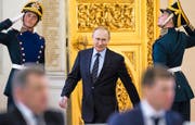 Wladimir Putin verlässt nach einer Sitzung den Kreml. Bild: Alexander Zemlianichenko/AP (Moskau, 5. April 2016)