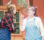 Bei der Probe: Anna Ledermann als Liliane (links) und Theres Lustenberger als Amalie. (Bild: Yvonne Imbach (Altbüron, 4. Januar 2018))