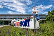 Franz Julen am Hauptsitz von Intersport in Bern. Der Walliser wird noch bis Ende Jahr die Geschäfte des Sportartikelhändlers leiten. (Bild Roger Grütter)