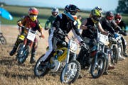 Zehn Stunden verbrachten die Fahrer am gestrigen Mofa-Rennen in Winikon auf dem Sattel (Bild: Nadia Schärli / Neue LZ)
