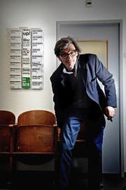 Schauspielleiter Andreas Herrmann nimmt Platz auf einem alten Klappsitz des Luzerner Theaters. (Bild Nadia Schärli)