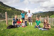 Familie Vogel aus Flühli wohnt auf 1250 Metern über Meer. Unser Bild (von links) zeigt Regula und Toni Vogel mit Kathrin, Veronika, Patrizia, Elias, Stefan und Franziska. (Bild: Manuela Jans-Koch / Neue LZ)