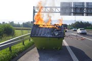 Die brennende Mulde auf der Autobahn A4a hat Gaffer angelockt. (Bild: Zuger Polizei)
