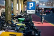 Veloabstellplätze am Bahnhof sind begehrt – aber oft voll besetzt. (Bild: Eveline Beerkircher/LZ)