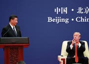 US-Präsident Donald Trump applaudiert Chinas Präsidenten Xi Jinping zu dessen Vortrag über Handel. (Bild: Xinhua/EPA (Peking, 9. November 2017))