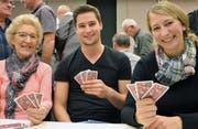 Drei Generationen vom Jassfieber angesteckt: Rosmarie Zurfluh, Stephan Fabian und Regula Keiser (von links). (Bild: Claudia Surek)
