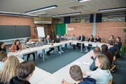 Mehr oder weniger aufmerksam lauschen die Schüler den Ausführungen der Politiker. (Bild: Maria Schmid (Cham, 6. Oktober 2017))