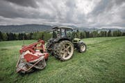 Landwirt Josef Bircher beim Mähen. Er nutzt das Angebot der Maschinenring-Zentrale regelmässig. (Bild: Pius Amrein (Malters, 9. Mai 2017))