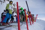 Am Start auf dem Gemsstock machen sich Teilnehmer für das «King of the Mountain» Freeride-Rennen bereit. (Bild: Valentin Luthiger / Archiv UZ)