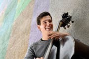 Jazzmusiker Lukas Traxel posiert mit seinem Kontrabass im Löwengraben in Luzern. (Bild: Eveline Beerkircher / Neue LZ)