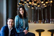Das neue Direktionspaar des «Vitznauerhofs», Maria Redlich (26) und Bardhyl Coli (31), an der hauseigenen Bar. (Bild Eveline Beerkircher)
