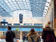 Ihre sanften Formen und die glatte Oberfläche stehen im Kontrast zur klar gegliederten Architektur des Metalli-Centers: Die Holzskulptur von Raffael Benazzi entstand im Jahre 1987. (Bild: Stefan Kaiser/ ZZ (Zug, 16. Januar 2017))