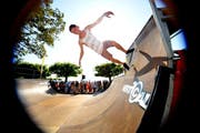 Die Zuschauer bewundern die Tricks eines Skateboarders in der Pipe. (Symbolbild: Corinne Glanzmann)