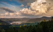 Gewitterwolken wie hier über dem Ägerital werden die kommenden Tage das Wetter bestimmen. Wo sie sich genau entladen, ist nicht präzise vorhersehbar. (Bild: Leserbild Daniel Hegglin (Archiv))