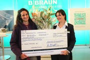 Rebecca Buob vom Preisstifter B. Braun Medical überreicht der Preisträgerin Valia Humbert-Delaloye (links) einen Scheck im Wert von 5000 Franken. (Bild: apimedia)