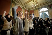 Schüler der Kanti Musegg proben den «Protestsong», welcher sich gegen die geplanten Massnahmen an der Kanti richtet. (Bild: Pius Amein/Neue LZ)