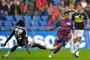 Boubacar Diarra unmittelbar vor dem Penalty-Foul an Basels Carlitos. (Bild Keystone)