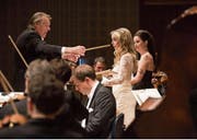 Gaben Rihms Requiem menschliche Züge: Dirigent Mariss Jansons mit den Solistinnen Mojca Erdmann und Anna Prohaska. (Bild: LF/Priska Ketterer)