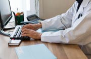 Auf die eine oder andere Weise sollen sich Ärzte in Schwyz an der Notfallorganisation beteiligen müssen. (Bild: Themenild Christian Beutler / Keystone)