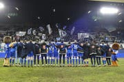 Der FC Luzern bedankt sich bei den Fans für die Unterstützung. (Bild: Martin Meienberger / Freshfocus (Luzern, 25. Februar 2018))