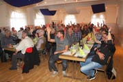 Abstimmung an der Delegiertenversammlung 2017 des Fischereiverbands Kanton Luzern. (Bild: PD)