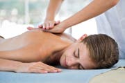 Sich in den Ferien erholen und gleichzeitig etwas für die Gesundheit tun liegt im Trend – zum Beispiel mit einer Massage. (Bild: Getty)