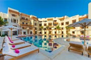 Jebel Sifah, das neue Resort von Samih Sawiris’ Orascom in Oman, soll von der Übernahme der FTI und der Raiffeisen-Touristik profitieren. (Bild: PD)