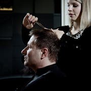 Ob auf dem See oder im Wahlkampf: Die Frisur muss sitzen. Marcel Schwerzmann im Salon Eleganti und Kiser in Luzern. (Bild Pius Amrein)