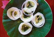 Vorspeise auf Ayurvedisch: Gurkenscheiben, Zwiebelringe, Salz, fertig. (Bild: Ingrid Schindler)