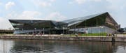 Der futuristische Glasbau fällt auf: das Siemens-Gebäude «The Crystal» in London. (Bild: PD)