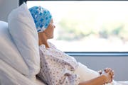 Eine übliche Standardchemotherapie bei Brustkrebs ist oft zweiteilig: zwei verschiedene Therapien, die nacheinander je rund drei Monate dauern. (Bild: Getty)