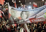 Sieben Jahre nach der Katastrophe gedenken Trauernde der Absturzopfer von Smolensk. (Bild: Leszek Szymanski/EPA (Warschau, 10. April 2017))